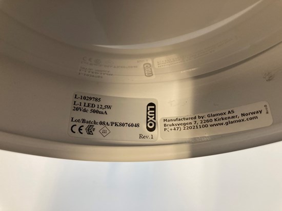 Märketikett på lampa. 