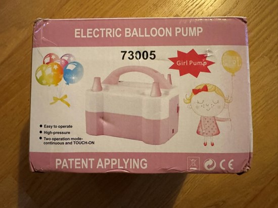Förpackning visandes rosa ballongpump.