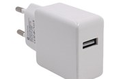 Vit usb-laddare mot vit bakgrund.